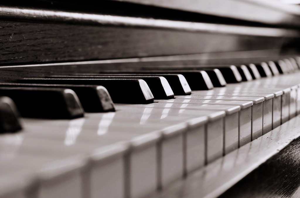 This image has an empty alt attribute; its file name is piano.jpg